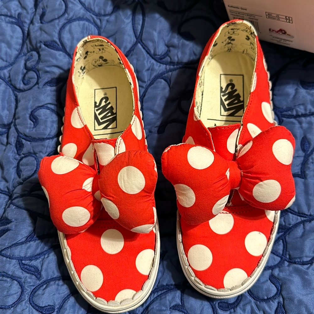 Vans Disney Minnie’s Bow new in box.